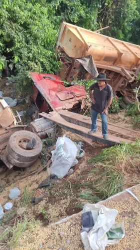 Carreta carregada de soja tomba após suposto estouro de pneu em Juarina