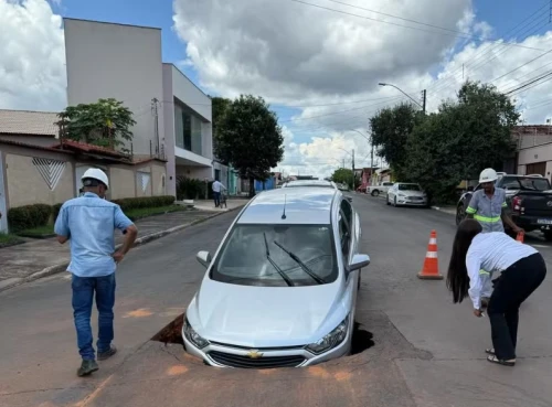 Carro é quase engolido por cratera em Araguaína após vazamento de água