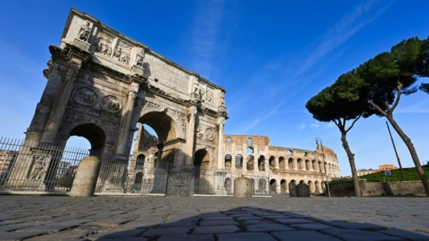 Raio atinge Arco de Constantino ao lado do Coliseu de Roma